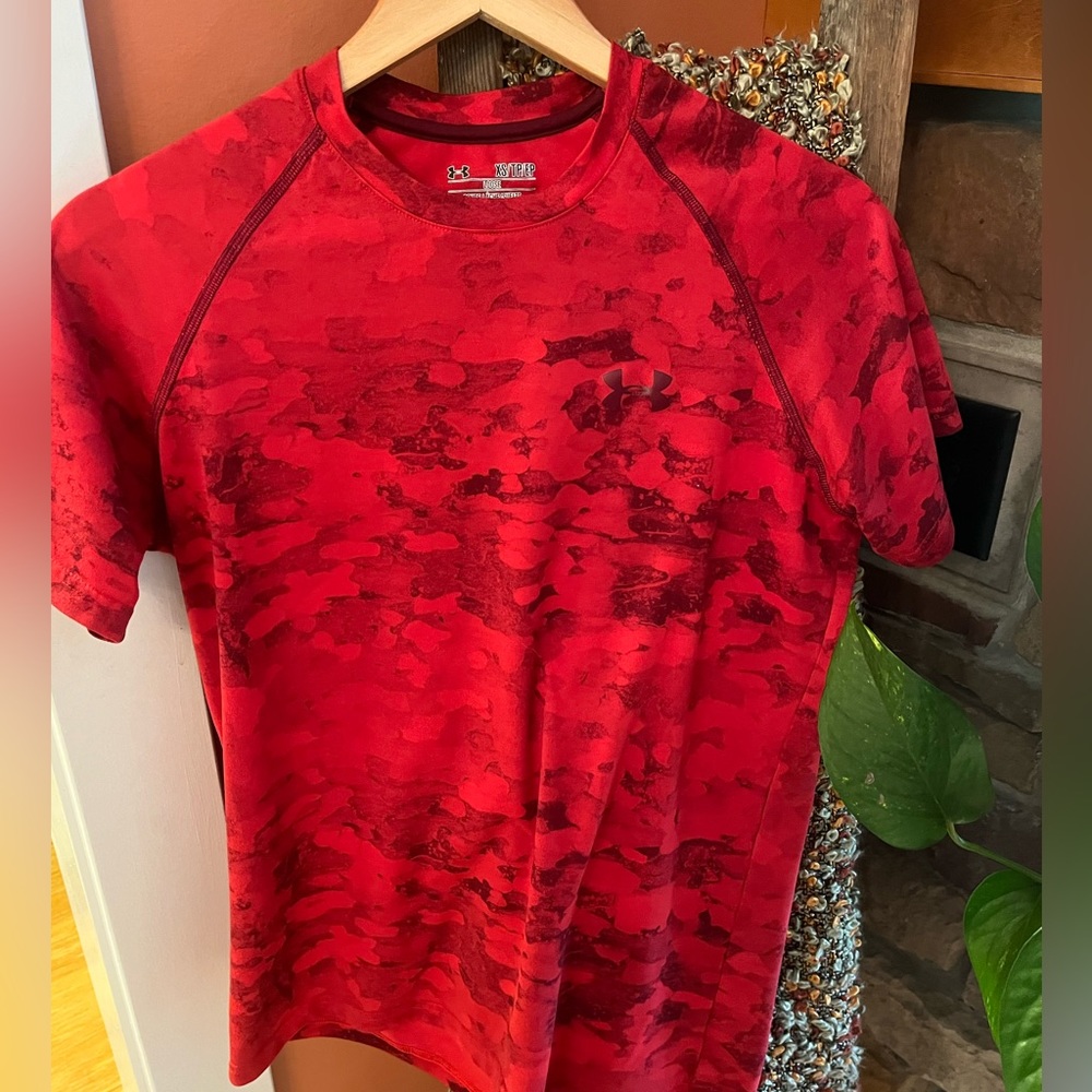Men’s XS underarmour tshirt